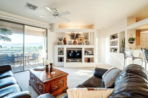 uma sala de estar com um sofá e uma mesa em Luxury 3BD/2BA Home Near Tucson w/ Desert Views em Oro Valley