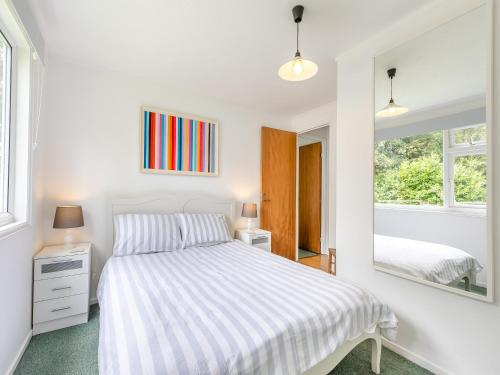 Hollies - W43107 في Bradworthy: غرفة نوم بيضاء مع سرير ومرآة