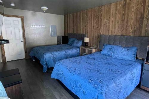 Ein Bett oder Betten in einem Zimmer der Unterkunft ParkWay Yellowstone Guest House Room #1