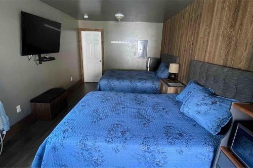 Łóżko lub łóżka w pokoju w obiekcie ParkWay Yellowstone Guest House Room #1