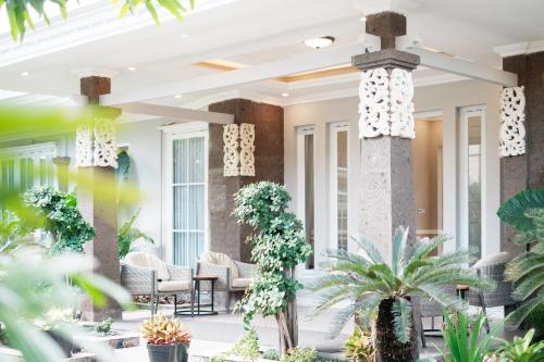 a lobby with chairs and plants in a building at Desa Residence Kerobokan in Kerobokan