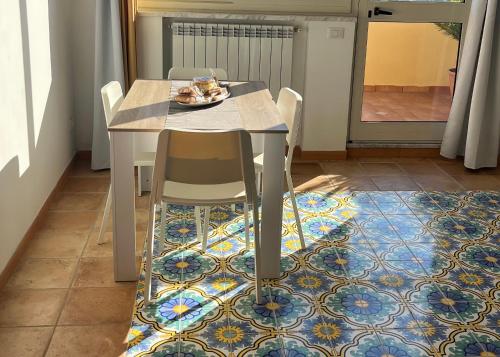 tavolo da pranzo con piatto di cibo di Sirenai Apartment a Colli di Fontanelle