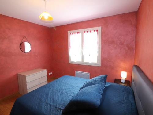 een slaapkamer met een blauw bed en een raam bij Gîte Riom-ès-Montagnes, 4 pièces, 5 personnes - FR-1-742-195 in Riom-ès-Montagnes
