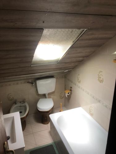 een badkamer met een toilet en een wastafel bij Moradia São Romão in Torrão