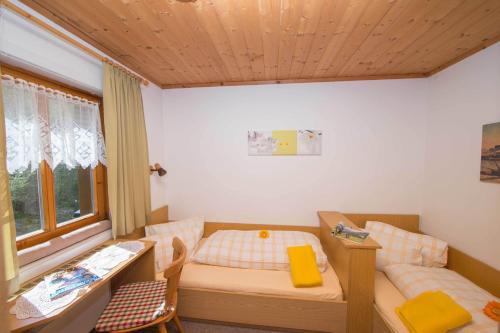 a small room with a bed and a window at Apartments Kitzsteinhorn in Zell am See