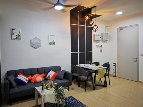 ein Wohnzimmer mit einem Sofa und einem Tisch in der Unterkunft D'Sara Sentral 5 PAX Netflix TV 5 min sb hospital in Sungai Buloh