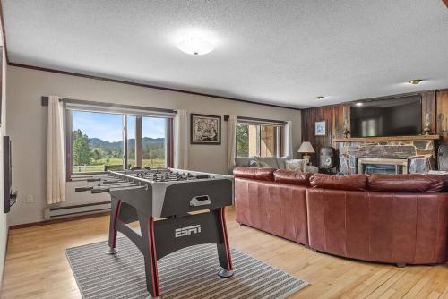 a living room with a grill in front of a couch at Papa’s Place on Willow Creek in Custer