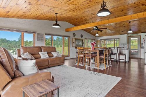 ein Wohnzimmer mit einem Sofa und einem Tisch in der Unterkunft Papa’s Place on Willow Creek in Custer