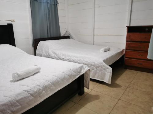 Un pat sau paturi într-o cameră la Finca Los Guayacanes