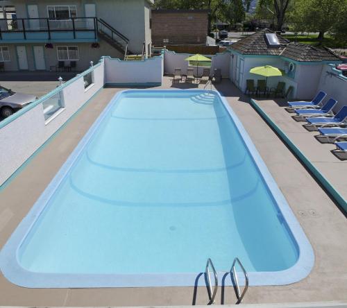 a large swimming pool on the roof of a building at Tiki Shores Inn & Suites in Penticton
