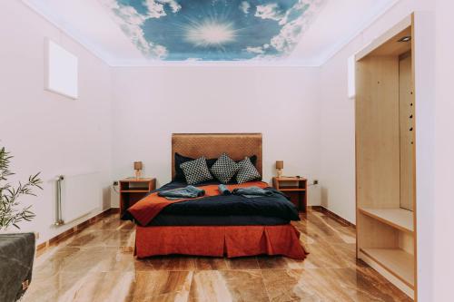 sypialnia z łóżkiem w pokoju z sufitem w obiekcie Fenyvesi Villa w mieście Balatonfenyves