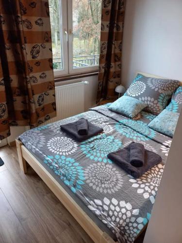 um quarto com uma cama com toalhas em Przytulny Apartament z Balkonem em Duszniki Zdrój