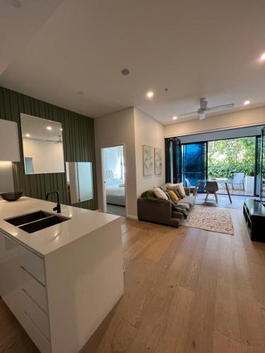 uma cozinha e sala de estar com bancada em Great located unit/Private Balcony, Pool,Gym,Parking em Brisbane