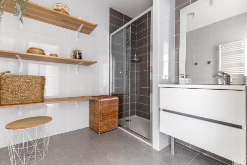 a bathroom with a sink and a shower at L'échappée - T3 de 67 m2 - Grande terrasse - Quartier ultra secure in Metz