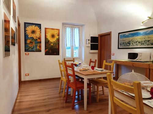 une cuisine et une salle à manger avec une table et des chaises dans l'établissement B&B Il Girasole, à Finale Ligure