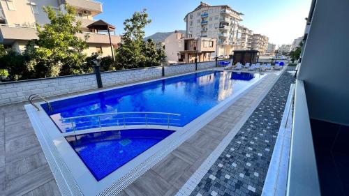 uma piscina no topo de um edifício em SELİNTİ CİTY DAİRE 1 Suit em Gazipasa