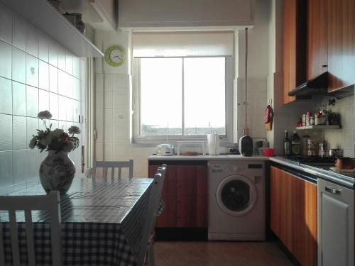 uma cozinha com uma máquina de lavar roupa e uma janela em Casa di Alessio, 6 posti letto a 200 mt dal mare em Albissola Marina