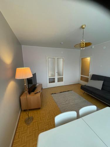 een woonkamer met een bank en een tafel bij Valimontien residenssi in Kouvola