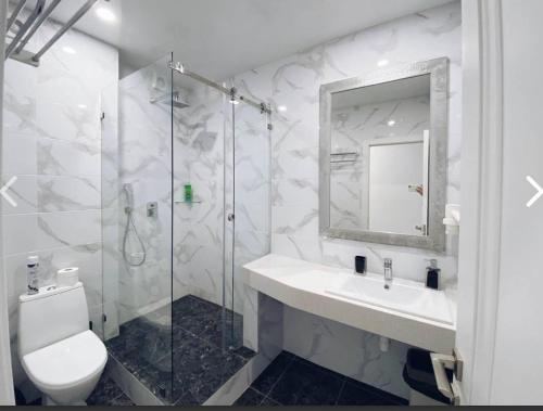 uma casa de banho com um WC, um lavatório e um chuveiro em Kovcheg Hotel em Zatoka