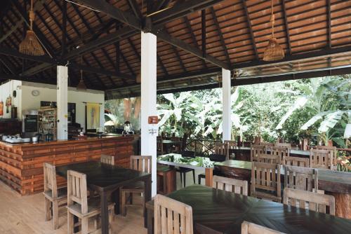 En restaurant eller et andet spisested på Phayamas Private Beach Resort and Island Brew - Adults Only