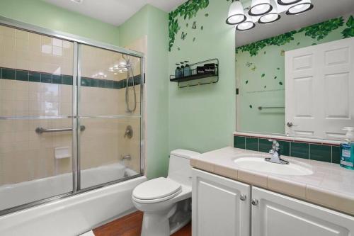 y baño con aseo, ducha y lavamanos. en Beautiful Spacious House 2BR / 4BR in Silver Terrace en San Francisco