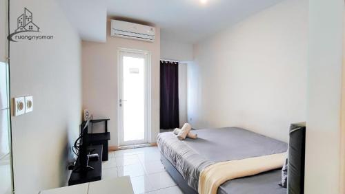 Postel nebo postele na pokoji v ubytování Springlake Summarecon Bekasi Apartement by RNA