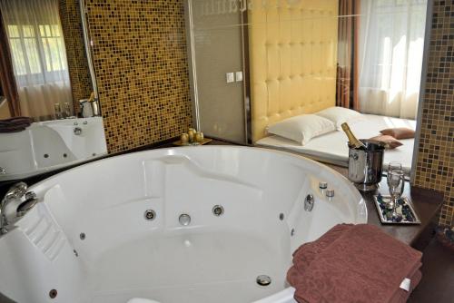 Postel nebo postele na pokoji v ubytování Complex Turistic Perla Trascaului