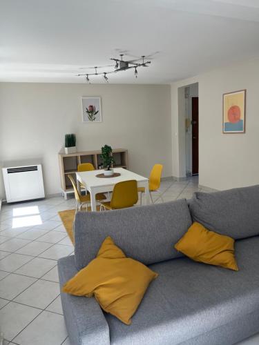 un salon avec un canapé et une table dans l'établissement Zénith de Rouen - Sud 3 - Diochon - Parc Expo, à Le Grand-Quevilly