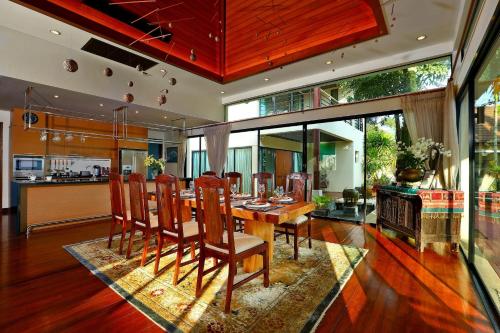 Restaurace v ubytování Luxury 4BR Balinese Pool Villa Annie, Kamala Beach
