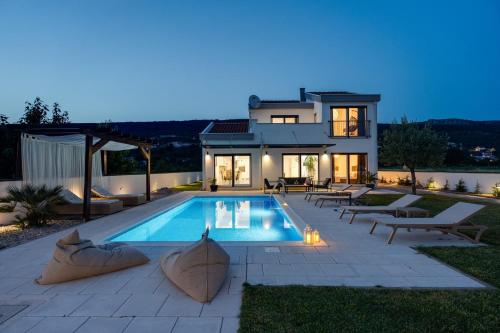 Villa Anja is a 4 bedroom villa with a 32 sqm heated pool near Imotski