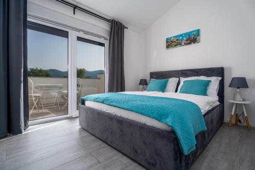 1 dormitorio con 1 cama grande y balcón en NEW Villa Anja is a 4 bedroom villa with a 32 sqm heated pool near Imotski, en Imotski