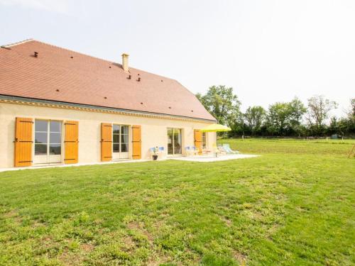 a house with a large yard in front of it at Maison familiale avec terrasse, clim et jeux enfants en Périgord - FR-1-616-334 in Sainte-Orse