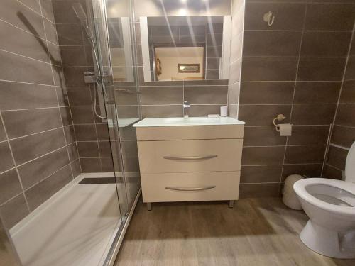 une salle de bain avec une douche, un lavabo et des toilettes dans l'établissement Studio à Brides-les-Bains avec Balcon, Parking & Wifi – 4 Pers - FR-1-512-274, à Brides-les-Bains