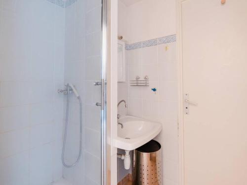 une salle de bain blanche avec un lavabo et une douche dans l'établissement Appartement T2 à Narbonne-Plage - 30m de la plage, balcon, 4 couchages, parking gratuit - FR-1-409A-27, à Narbonne