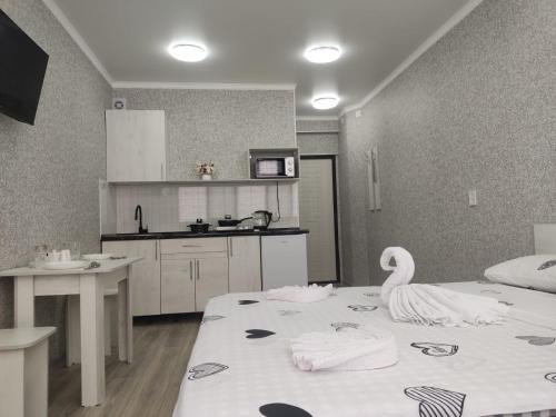 uma cozinha com um cisne em cima de uma cama em Студия №2-65 LifeHouseAlmaty в ЖК Теремки-2 em Almaty