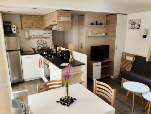 Afbeelding uit fotogalerij van Mobil-home VI 58 à Vias - La Carabasse - Camping Siblu avec piscine payante in Vias