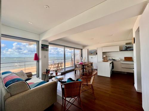 un salon avec vue sur l'océan dans l'établissement Première ligne accès privé et direct à la plage Vue mer, à Arcachon