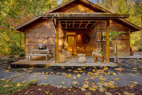 a log cabin with a table and a bench at Brokenbridge Pond in Rhododendron