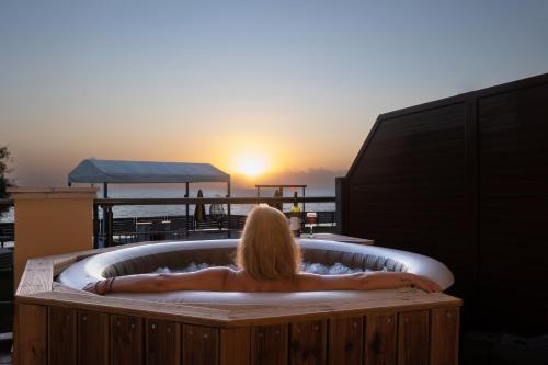 Venetico Beachfront Apartments & Suites - Sea View Suite