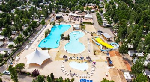 une vue aérienne d'une piscine dans un complexe hôtelier dans l'établissement Mobil-home VI 58 à Vias - La Carabasse - Camping Siblu avec piscine, à Vias