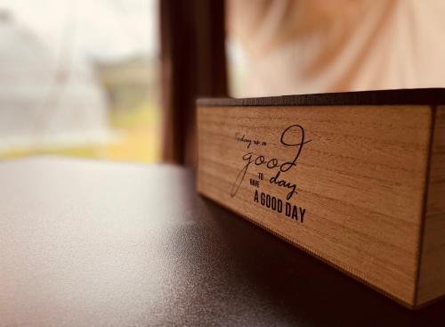 a wooden box with a sign that reads i wish you a good day at Poziom 713 in Trzebunia