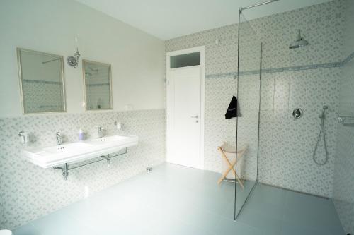 Un baño de Nomad Rooms