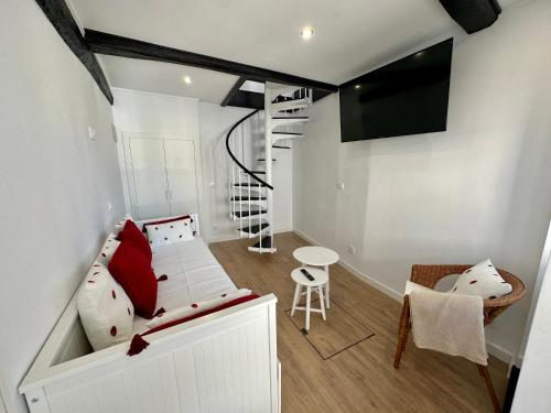 una pequeña sala de estar con sofá y escalera en N&E - Home Celanova Rúa Manuel Lezón, en Celanova