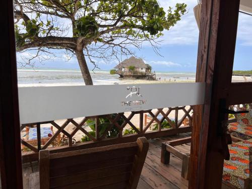 vistas a la playa desde el porche de una casa de playa en The View of Zanzibar, en Michamvi