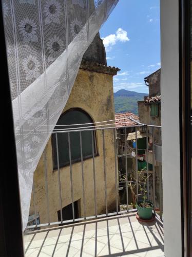 una ventana de un edificio con vistas en TIK TAK, en Verbicaro