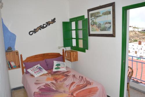 1 dormitorio con cama y ventana en Studio Canario, en El Escobonal