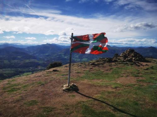 un drapeau au sommet d'une montagne dans l'établissement Gure Chokoa, à Bardos