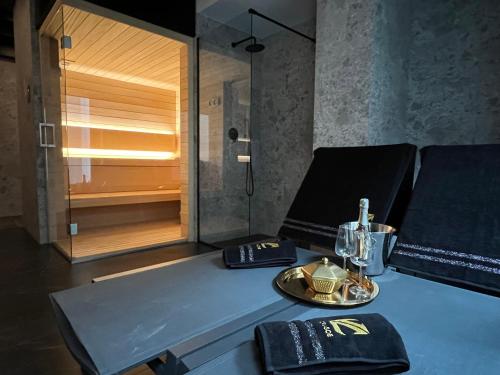 um quarto com uma cama com um chuveiro e uma mesa em Crusoe Zakopane em Zakopane