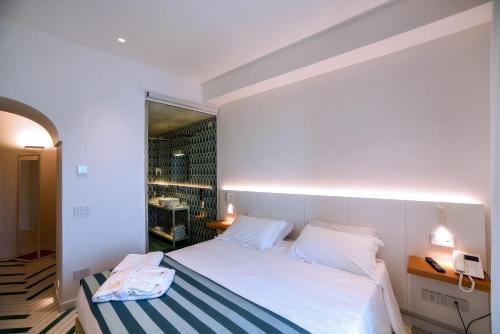 a bedroom with a large white bed in a room at Hotel Graal in Ravello