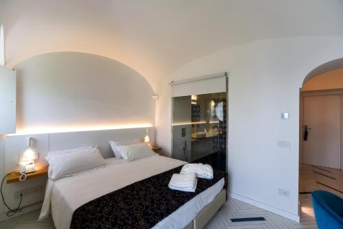 a bedroom with a large white bed in a room at Hotel Graal in Ravello